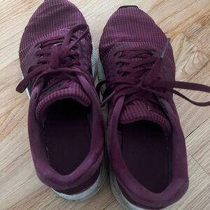 Women’s Nike tennis shoes